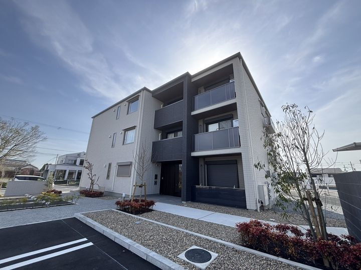 シャーメゾン　リッツ　カジワラ 3階建