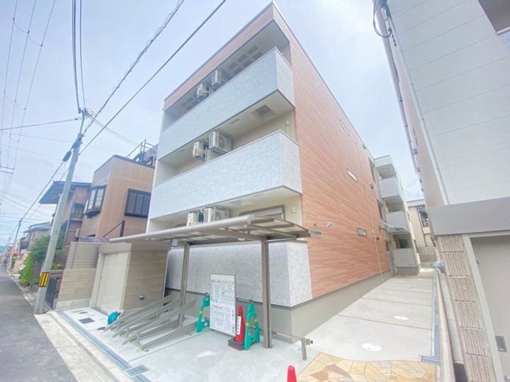 大阪府高石市千代田１丁目 築3年2ヶ月 3階建