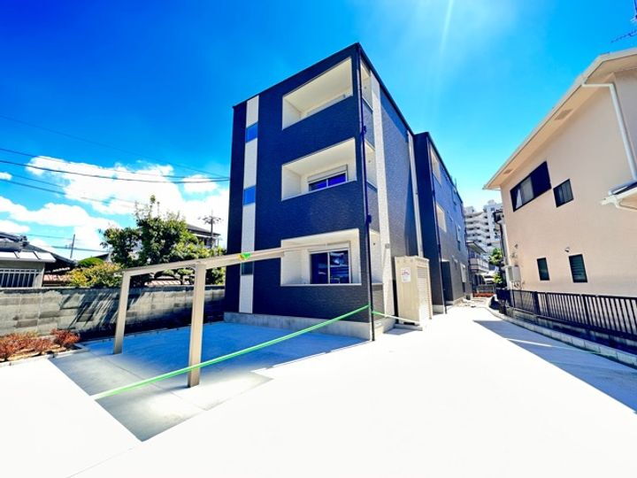大阪府高石市千代田１丁目 3階建 築2年3ヶ月