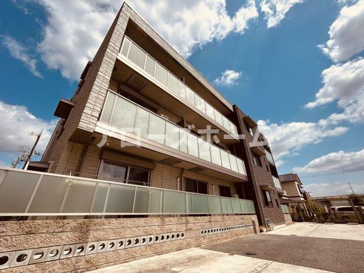 兵庫県小野市王子町 築8年11ヶ月 3階建