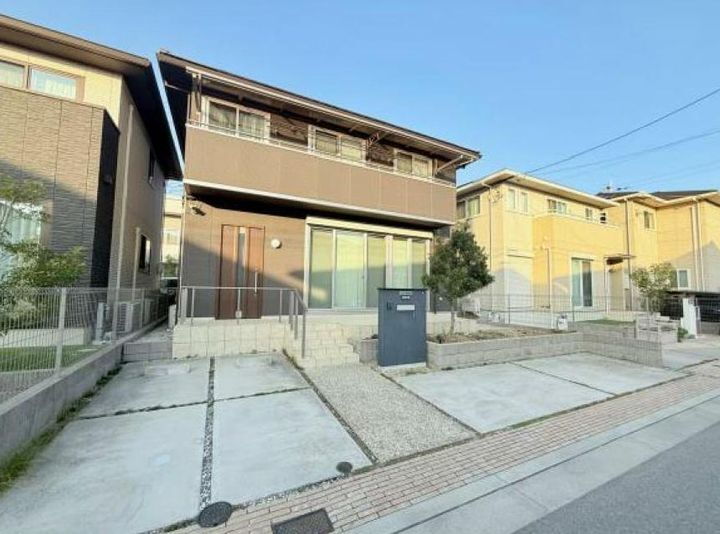 兵庫県神戸市垂水区舞多聞西５丁目 築8年4ヶ月 2階建