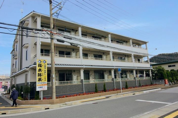 滋賀県米原市下多良２丁目 3階建 築8年