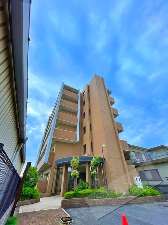ルミエール・りんくう 6階建
