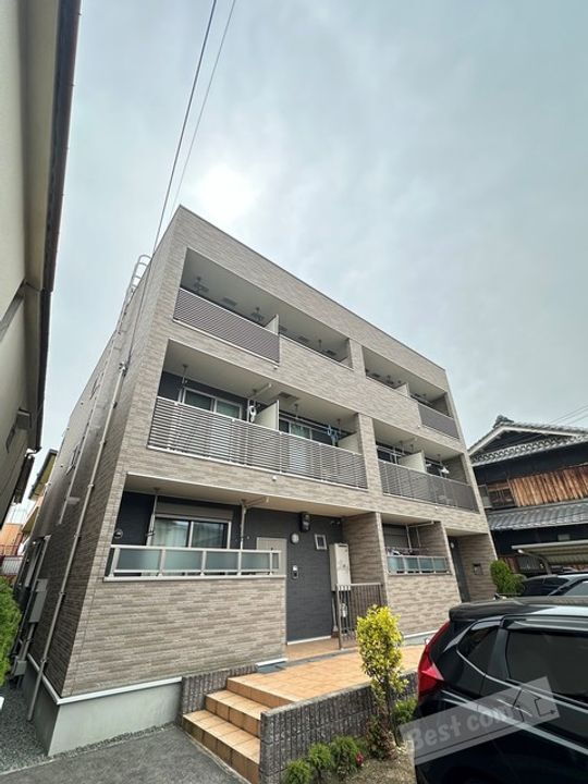 メゾン　ド　ホーク 3階建