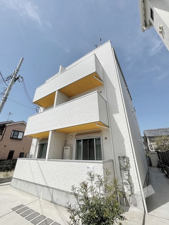 シャン・ルミエールおおとり 3階建