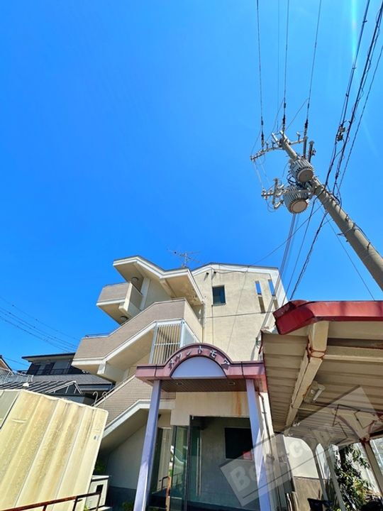 メゾン・ド・モア 3階建