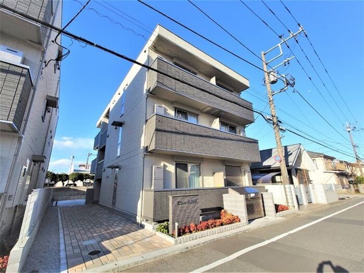 セジュール河辺 3階建