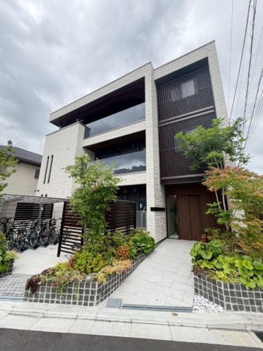 大阪府高槻市上田辺町 3階建 築1年6ヶ月