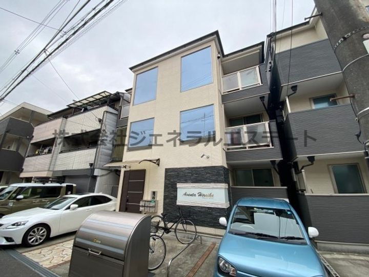 大阪府寝屋川市平池町 築9年9ヶ月 3階建