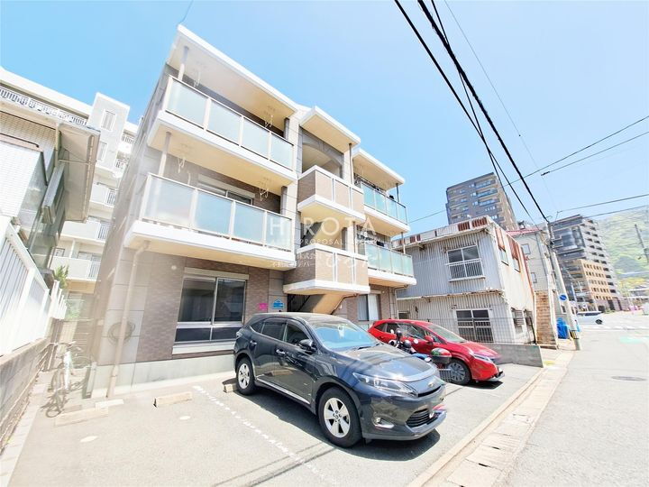 アルフィーネ足原 3階建