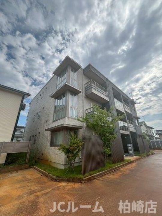 新潟県柏崎市松美１丁目 3階建 築8年10ヶ月