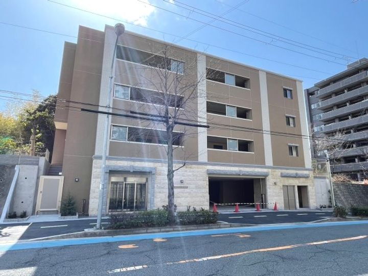 エレガンス箕面船場 3階建