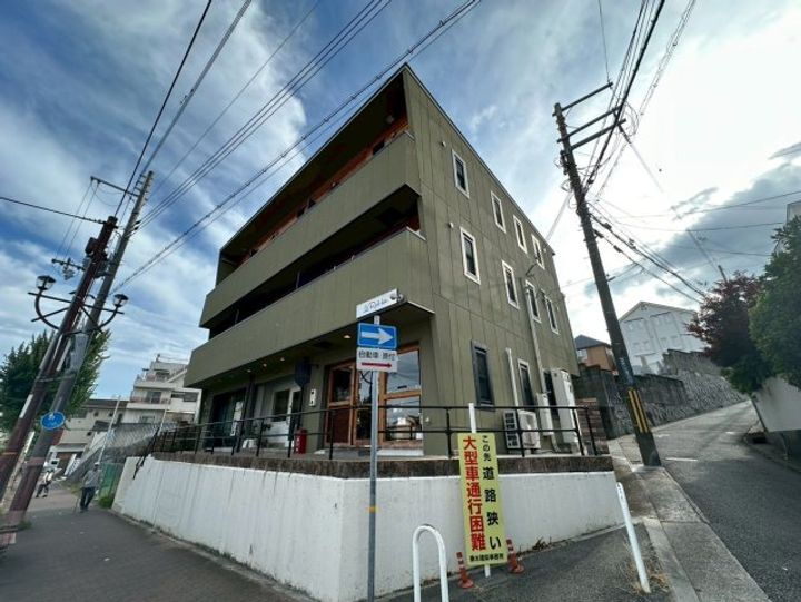 エマーズテラス 3階建