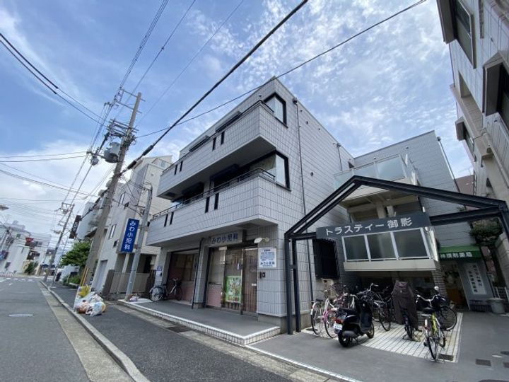 トラスティー御影 3階建