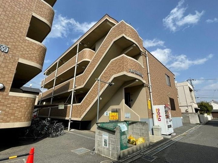 ＦＬＡＴＬＥＡＶＥＳ学南町 3階建