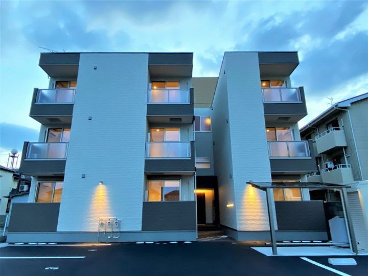 ＲＥＧＡＬＥＳＴ　奥田 3階建