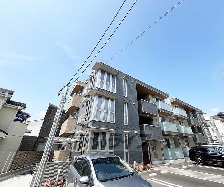 京都府京都市右京区西京極畑田町 3階建