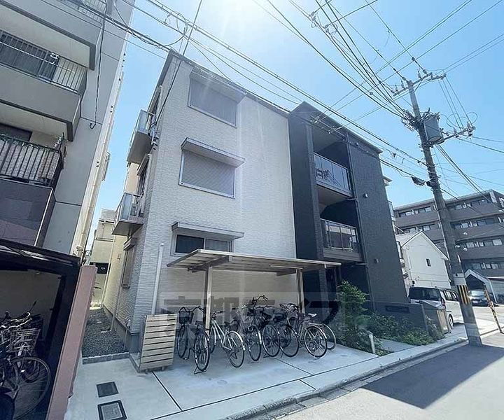 クローネ西院 3階建