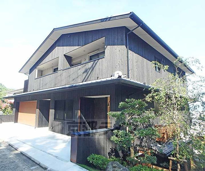 京都府京都市北区衣笠赤阪町 3階建