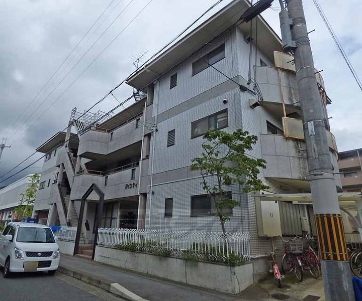 京都府京都市左京区松ケ崎正田町 3階建