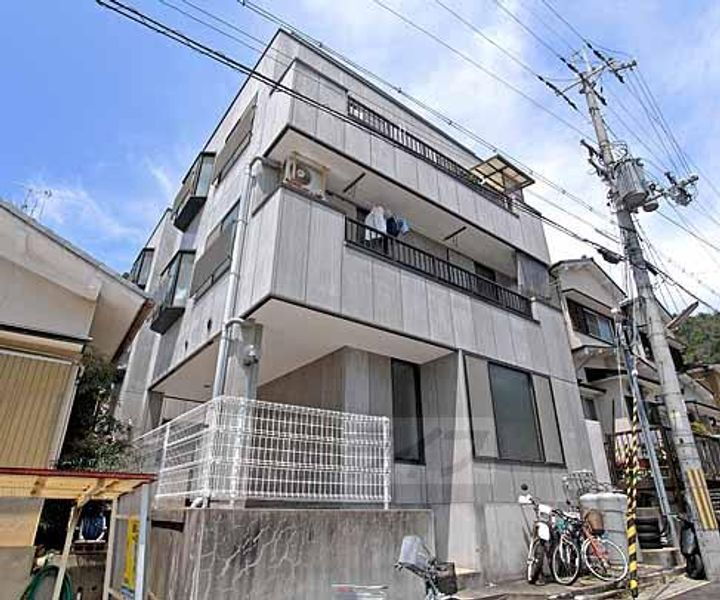 京都府京都市北区大北山原谷乾町 3階建