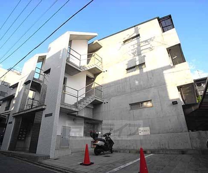 京都府京都市北区紫野花ノ坊町 3階建