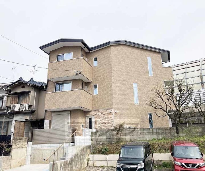 京都府京都市山科区大宅中小路町 3階建 築2年8ヶ月