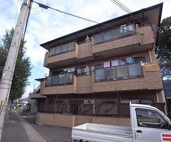 京都府京都市伏見区醍醐和泉町 3階建