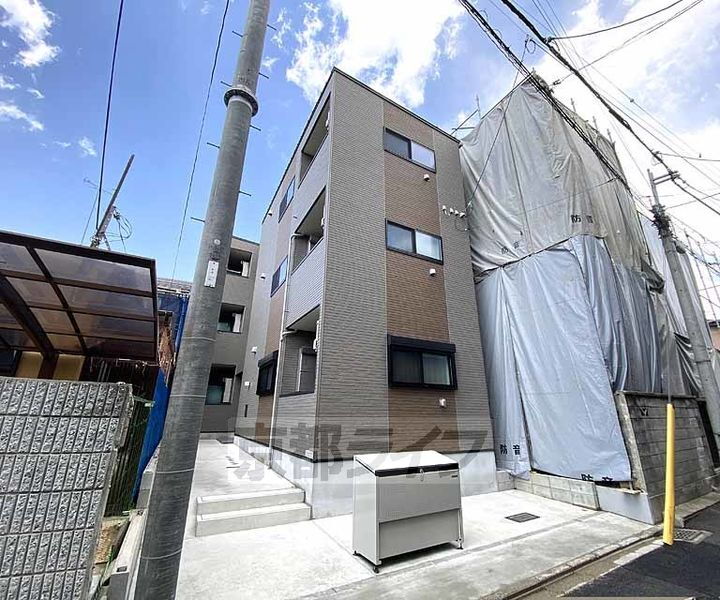 京都府京都市右京区太秦安井辻ノ内町 3階建