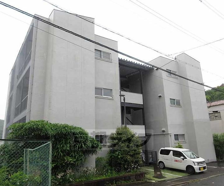 京都府京都市山科区上花山坂尻 賃貸マンション