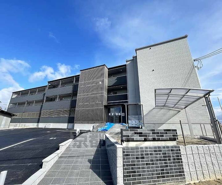 京都府長岡京市馬場１丁目  3階建