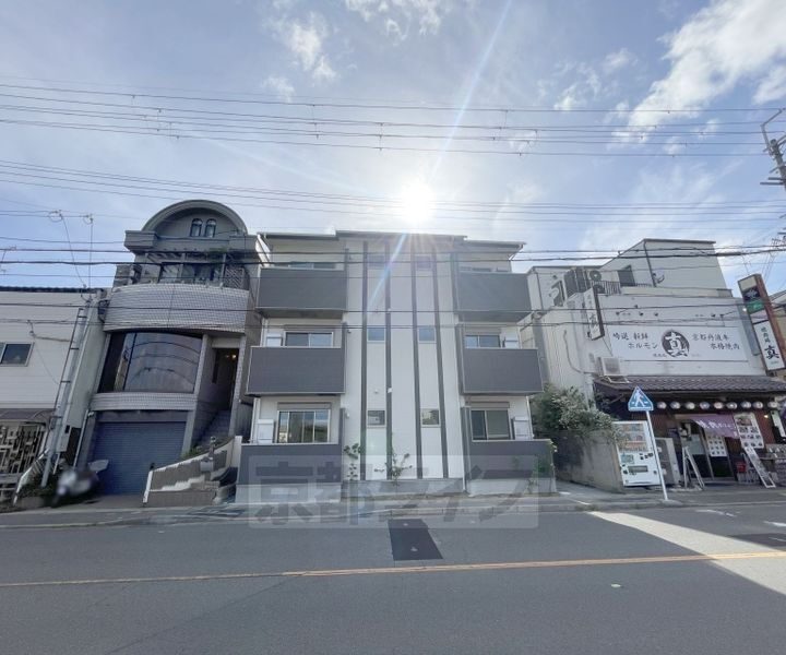 京都府京都市西京区御陵南荒木町 3階建 