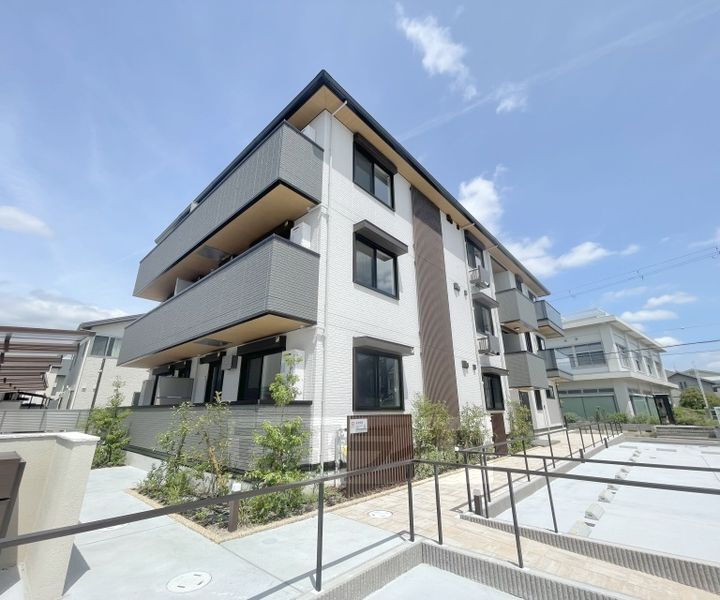 京都府向日市上植野町御塔道 3階建 