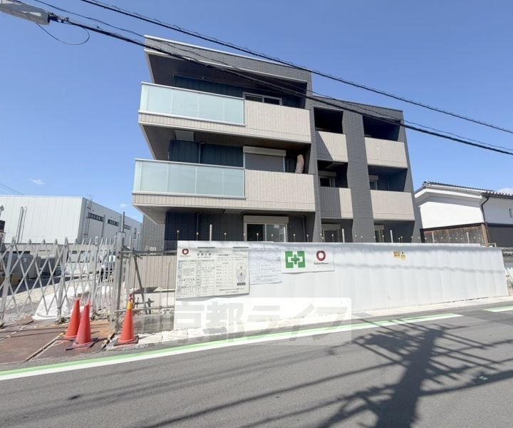 京都府宇治市木幡西中 3階建 