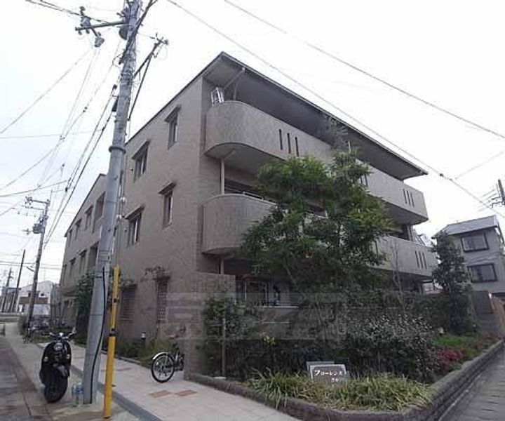 京都府京都市右京区嵯峨苅分町 3階建 築17年7ヶ月