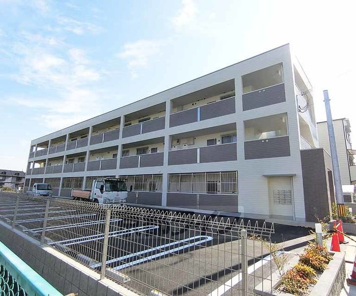 京都府長岡京市神足ミドロ 築3年 3階建