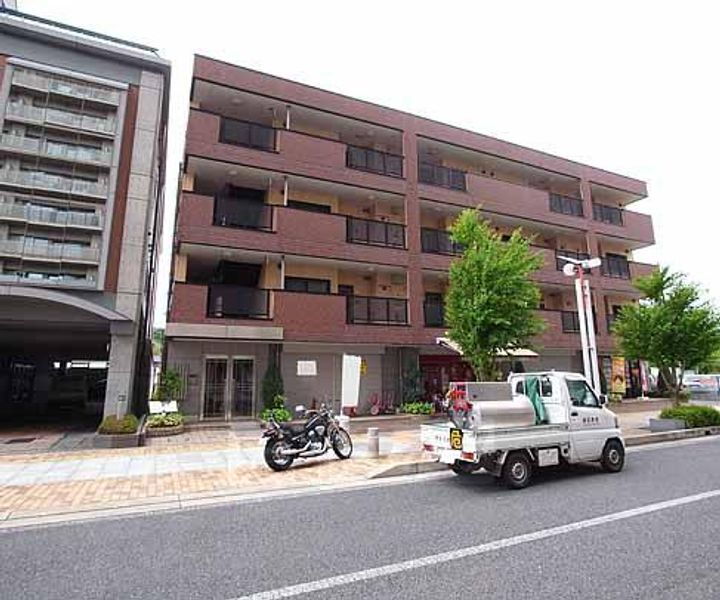 京都府木津川市加茂町駅東２丁目 4階建