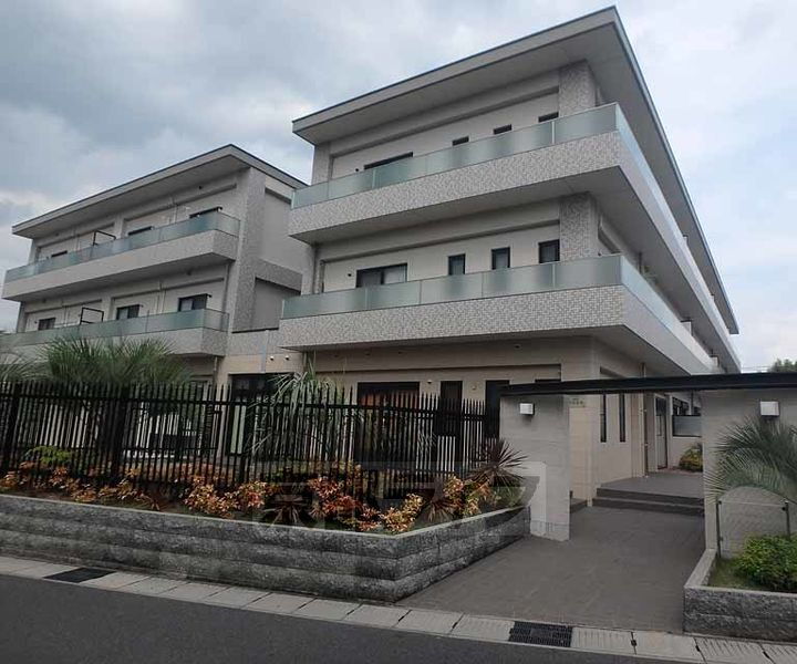 京都府宇治市大久保町久保 3階建