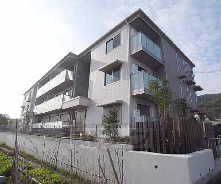 京都府乙訓郡大山崎町字円明寺小字西法寺 3階建 築13年9ヶ月