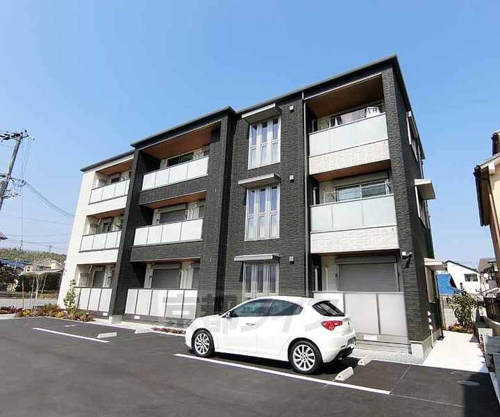 京都府向日市寺戸町里垣内 築1年10ヶ月 3階建