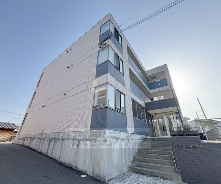 京都府長岡京市友岡２丁目 3階建 築6年6ヶ月