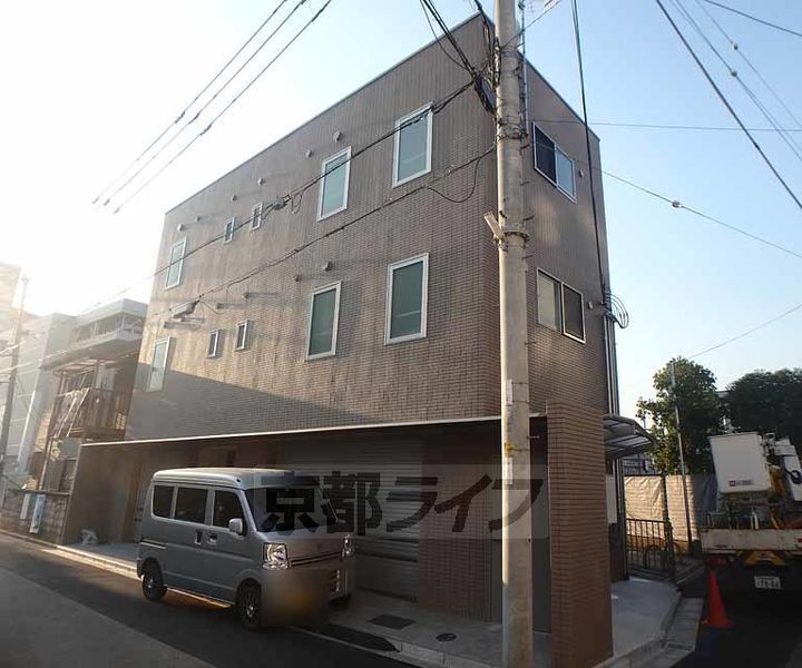 京都府宇治市六地蔵奈良町 3階建