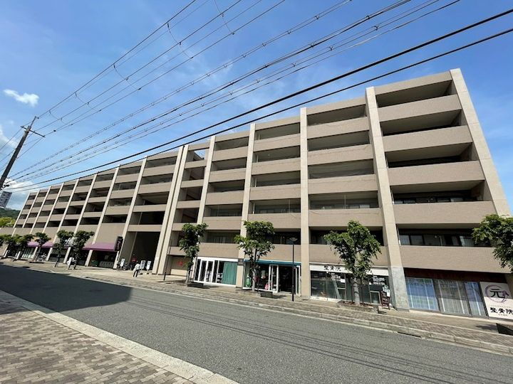 白鷹苦楽園マンション 3階建