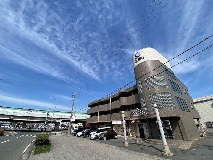 兵庫県姫路市飾磨区上野田５丁目 3階建