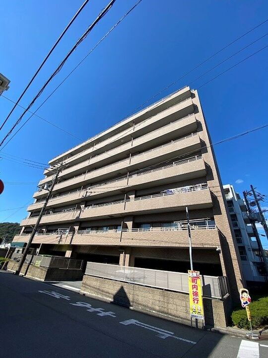 兵庫県姫路市飾磨区英賀保駅前町 8階建