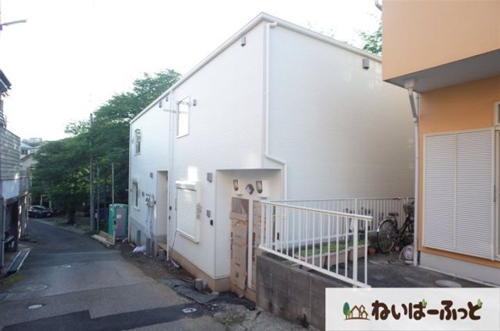 新緑と桜のシャルール 2階建