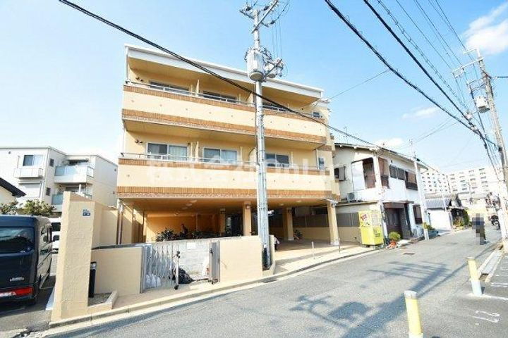 セレブ上小阪 3階建