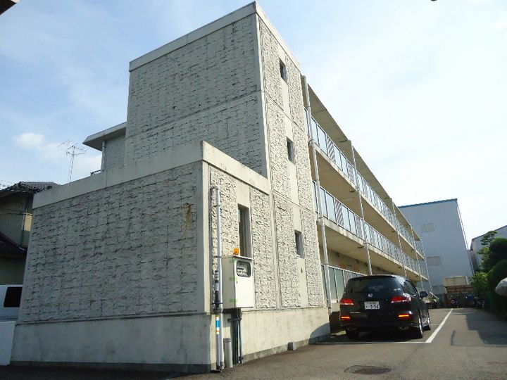 滋賀県守山市川田町 3階建 築34年4ヶ月