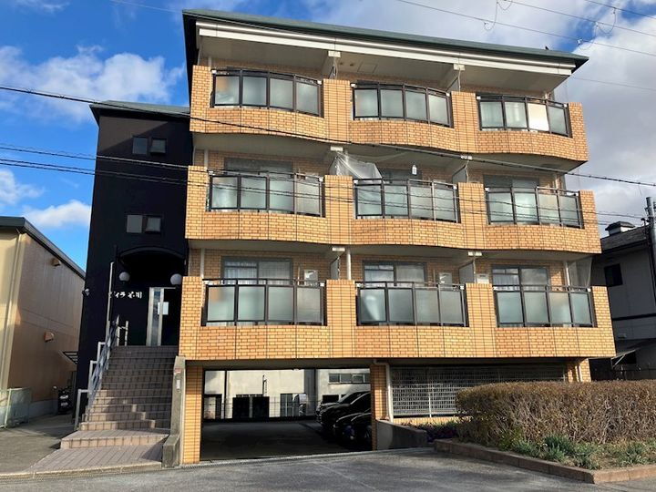 大阪府高槻市殿町 築32年9ヶ月 3階建