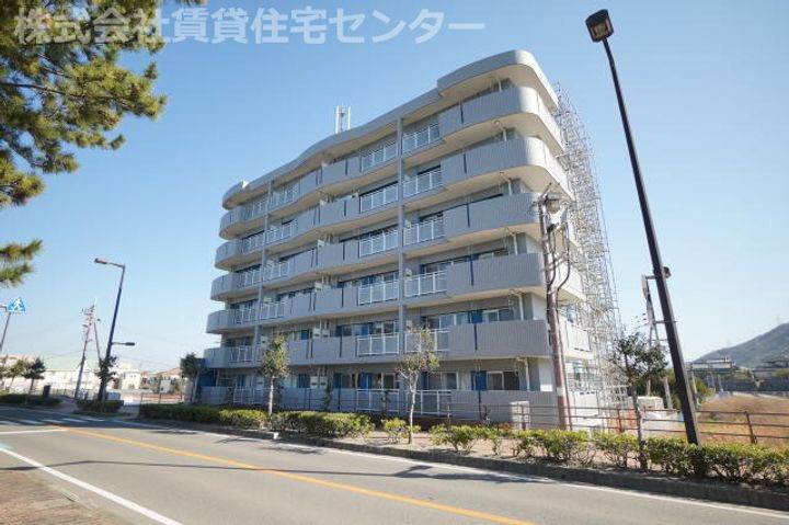 アズゥール 6階建